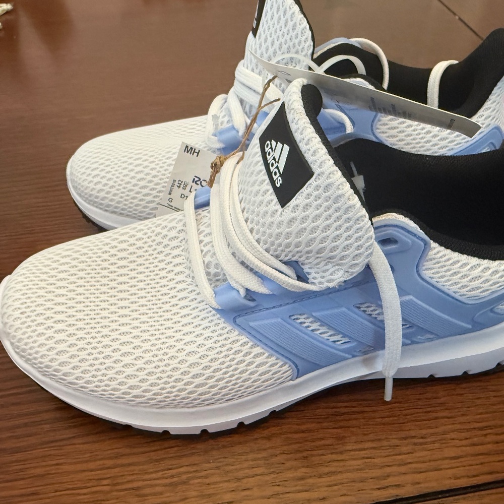 BRAND NEW NEVER WORN ADIDAS ULTIMASHOW SIZE 6